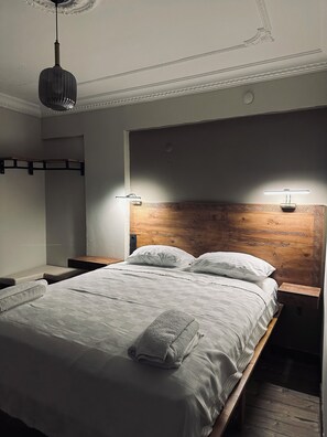 Phòng đôi hoặc 2 giường đơn tiện nghi đơn giản, ban công | Bộ đồ giường cao cấp, bàn ủi/dụng cụ ủi quần áo 