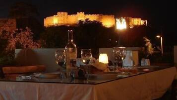 Aperto a colazione, pranzo e cena, con tavoli all'aperto
