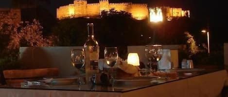 Serviço de café da manhã, almoço, jantar; restaurante ao ar livre