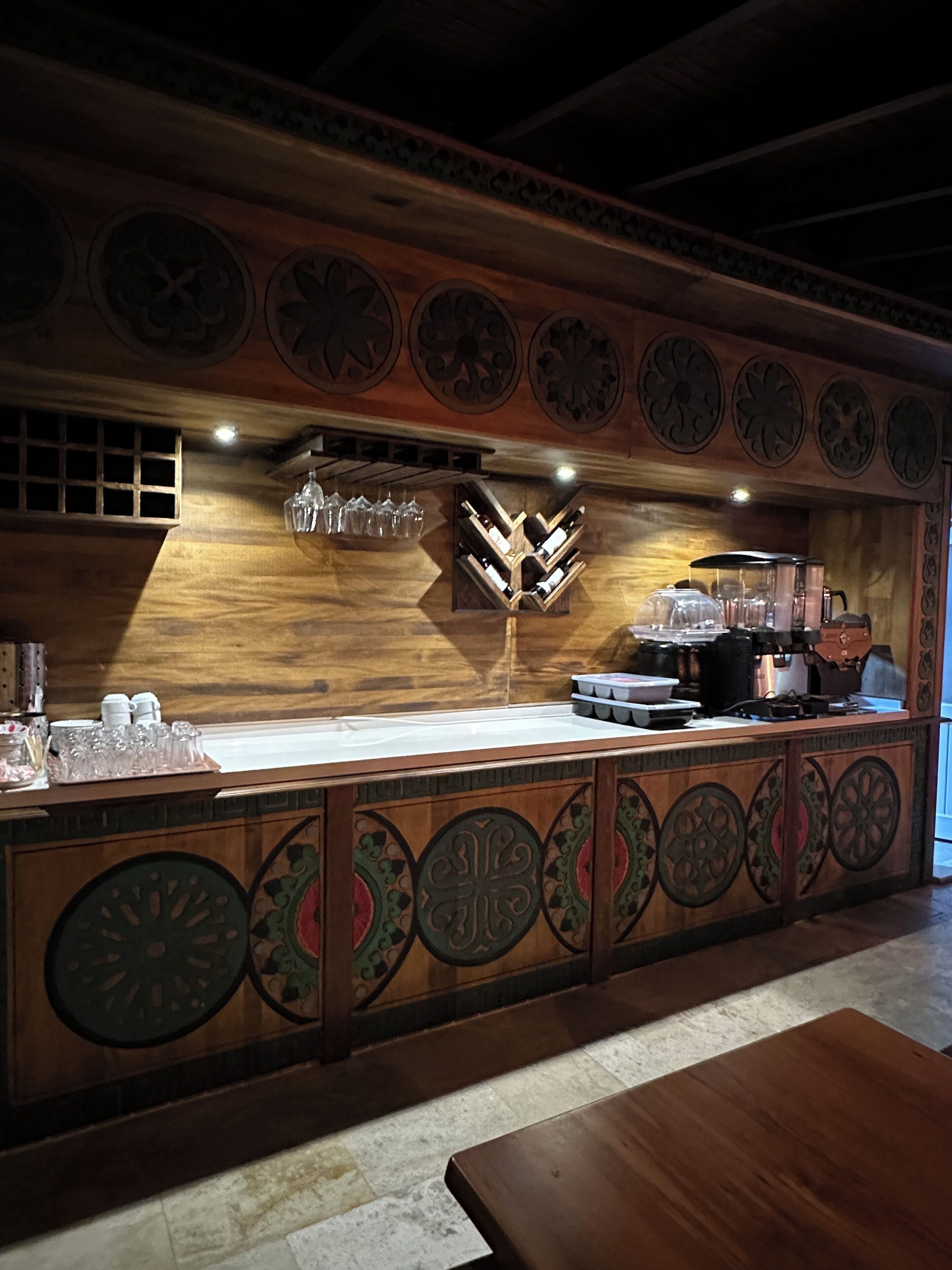 供應早餐、午  餐、晚餐；室外用餐