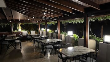 Petit déjeuner et déjeuner servis sur place, restauration en plein air
