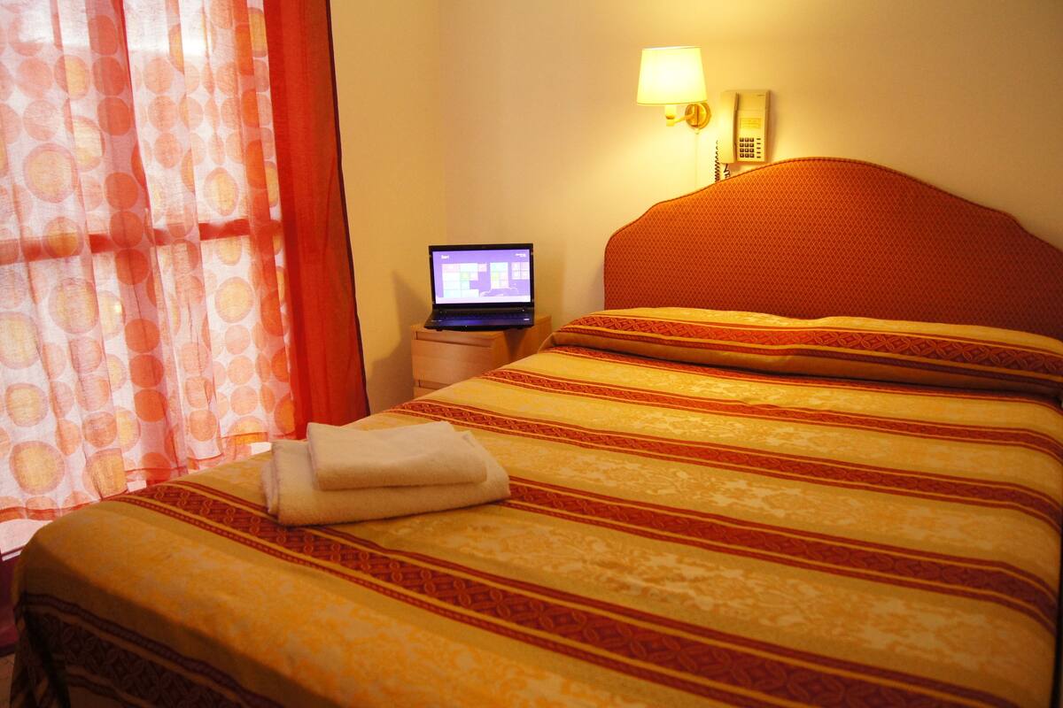 Standard Single Room | Down comforters, in-room safe, blackout drapes
