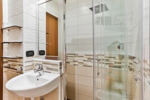 Shower, rainfall showerhead, designer toiletries - Avana Mare Hotel (Rimini)