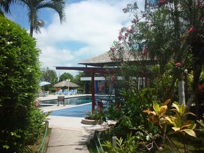 Piscine extérieure, parasols