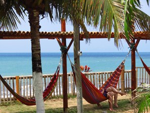 Sur la plage, parasol