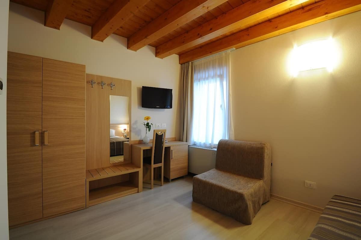 basic double room, private bathroom | living area | 32-inch flat-screen tv with digital channels, tv