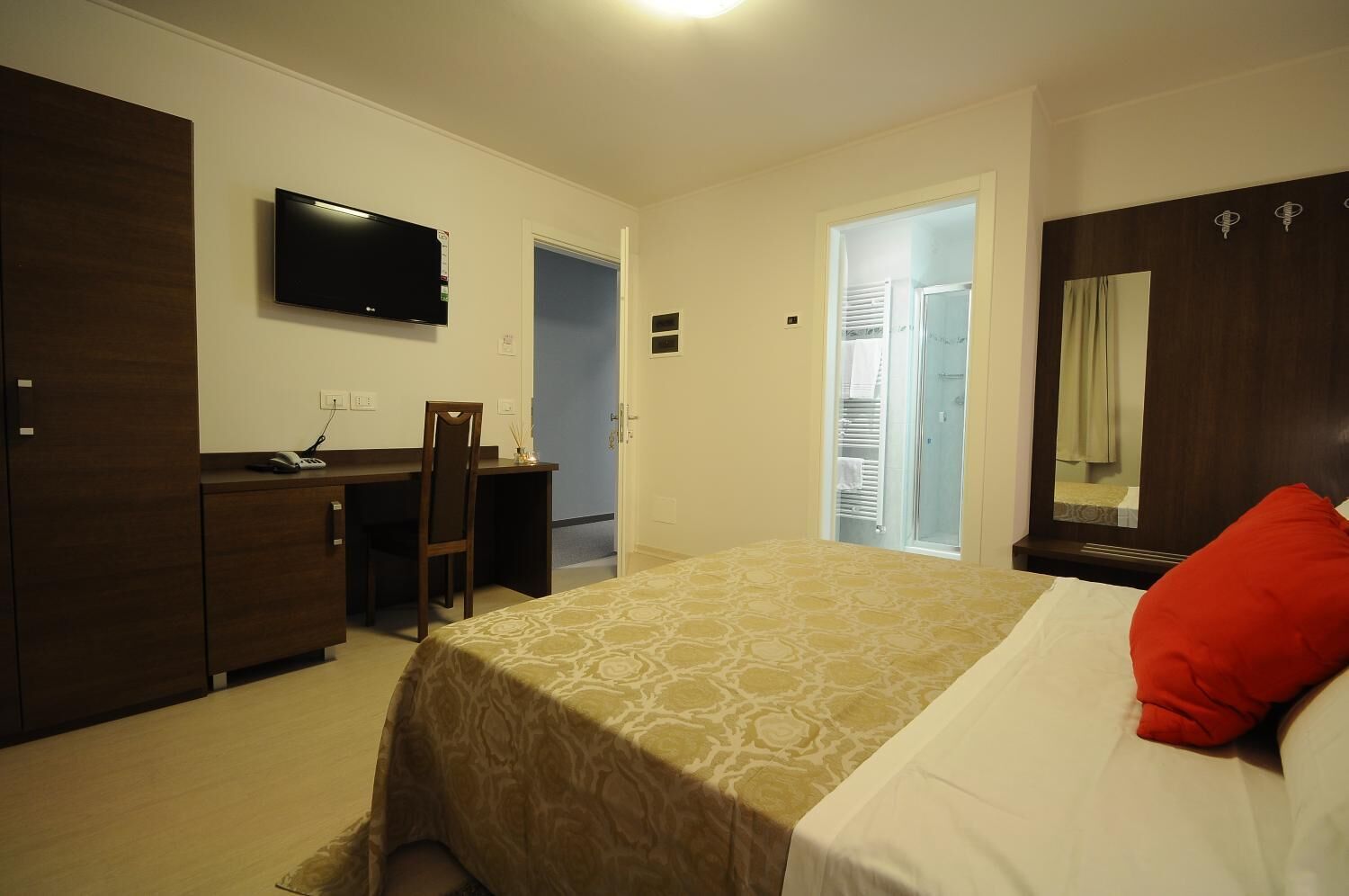 basic double room, private bathroom | minibar, in-room safe, individually furnished, desk