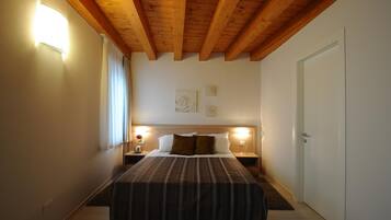 Basic-Doppelzimmer, eigenes Bad | Minibar, Zimmersafe, individuell eingerichtet, Schreibtisch