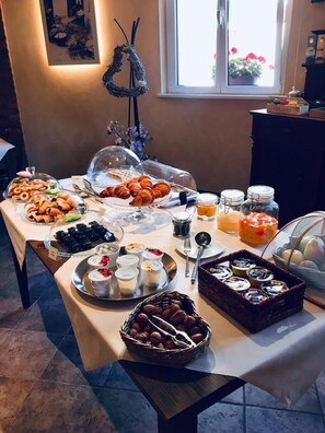 Ein reichhaltiges Buffet mit verschiedenen Speisen und Beilagen.