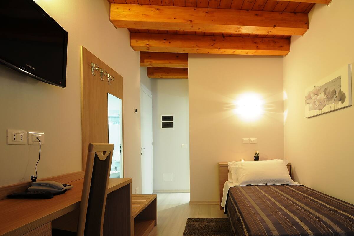 basic single room, private bathroom | minibar, in-room safe, individually furnished, desk