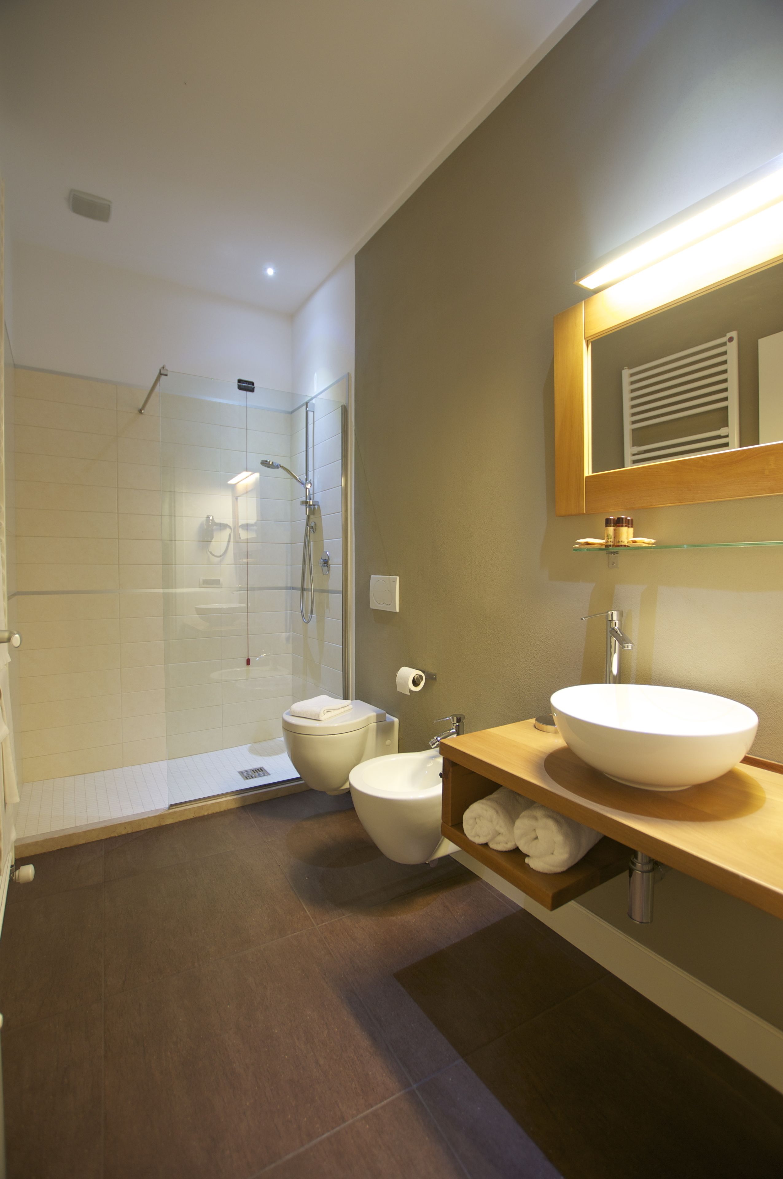 Dusche, Regendusche, kostenlose Toilettenartikel, Haartrockner