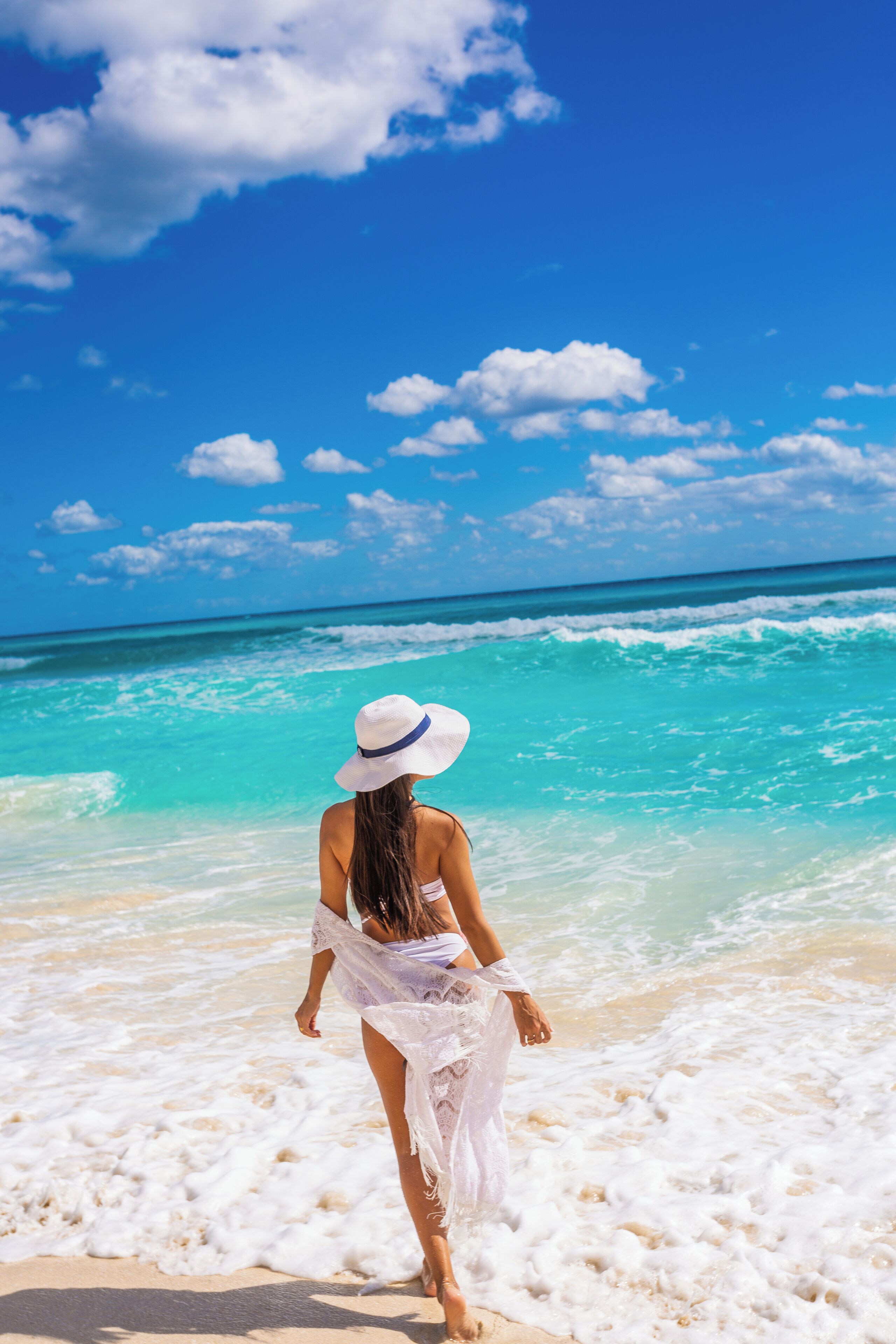 En la playa, playa de arena blanca y camas de playa gratuitas 
