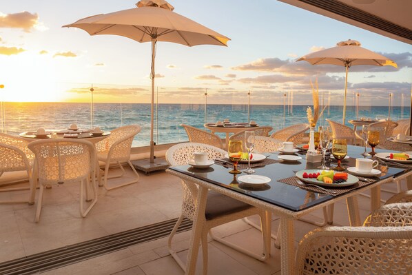 5 restaurants, breakfast, lunch, dinner served; international cuisine