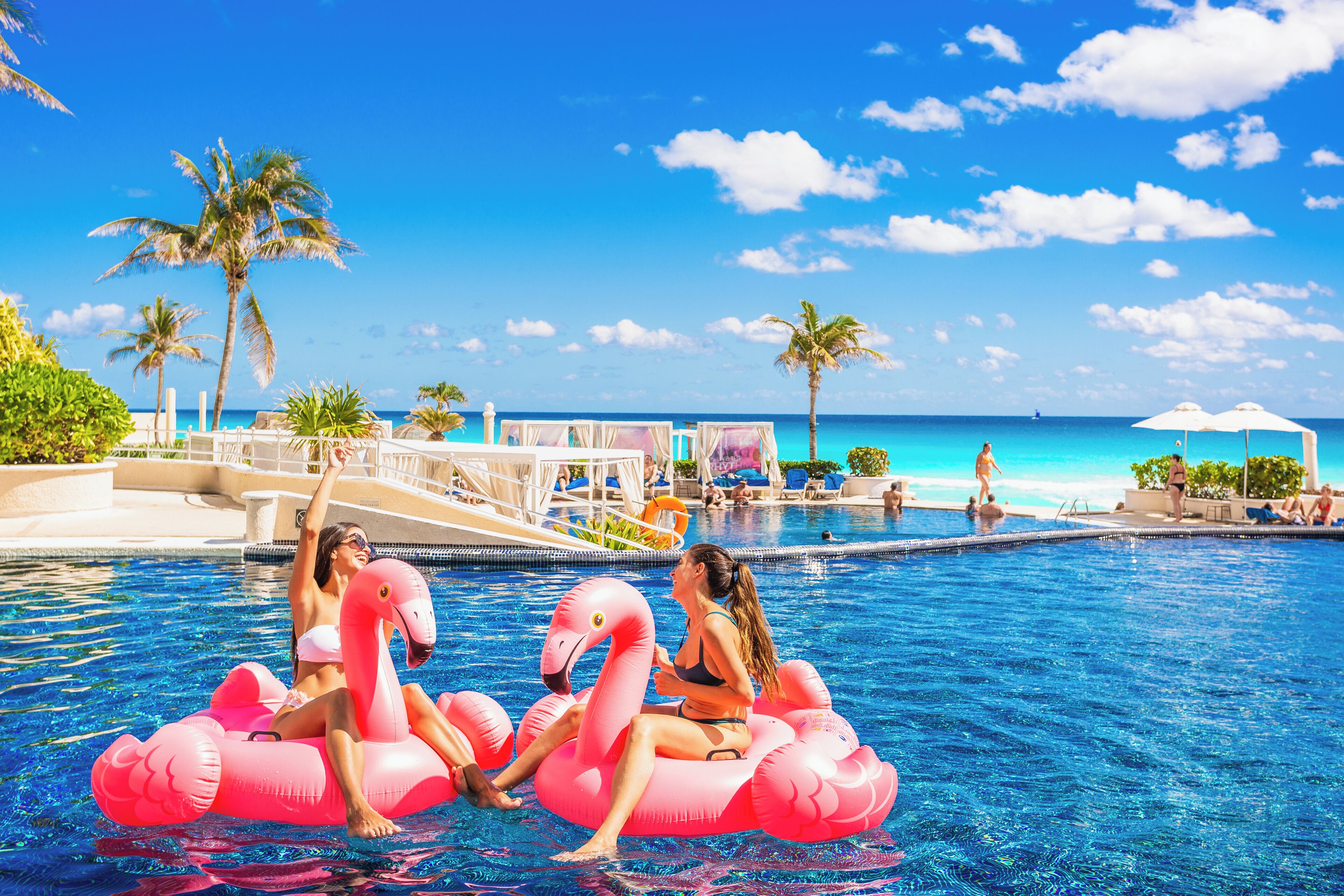 3 개의 야외 수영장, 수영장 파라솔, 일광욕 의자