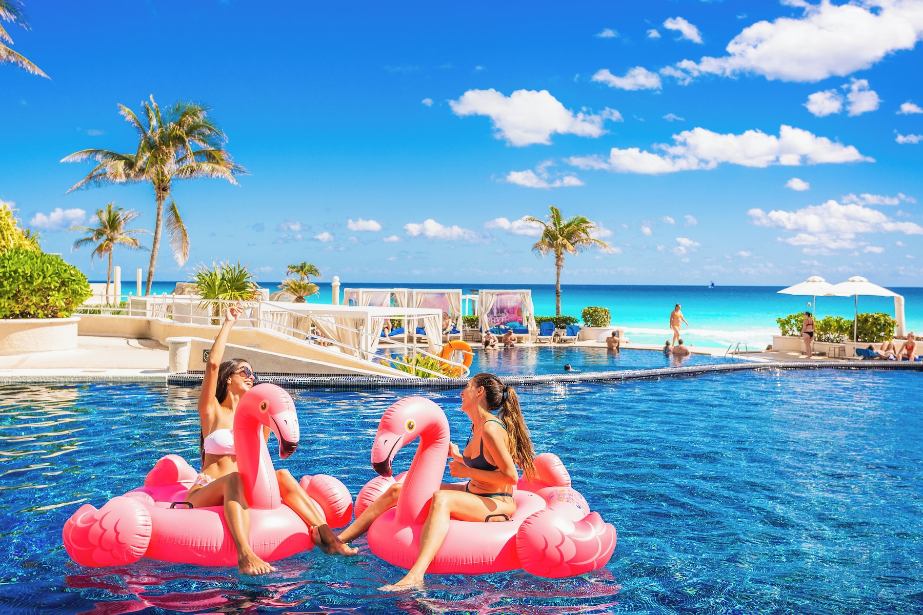 3 albercas al aire libre, sombrillas en la alberca y camastros