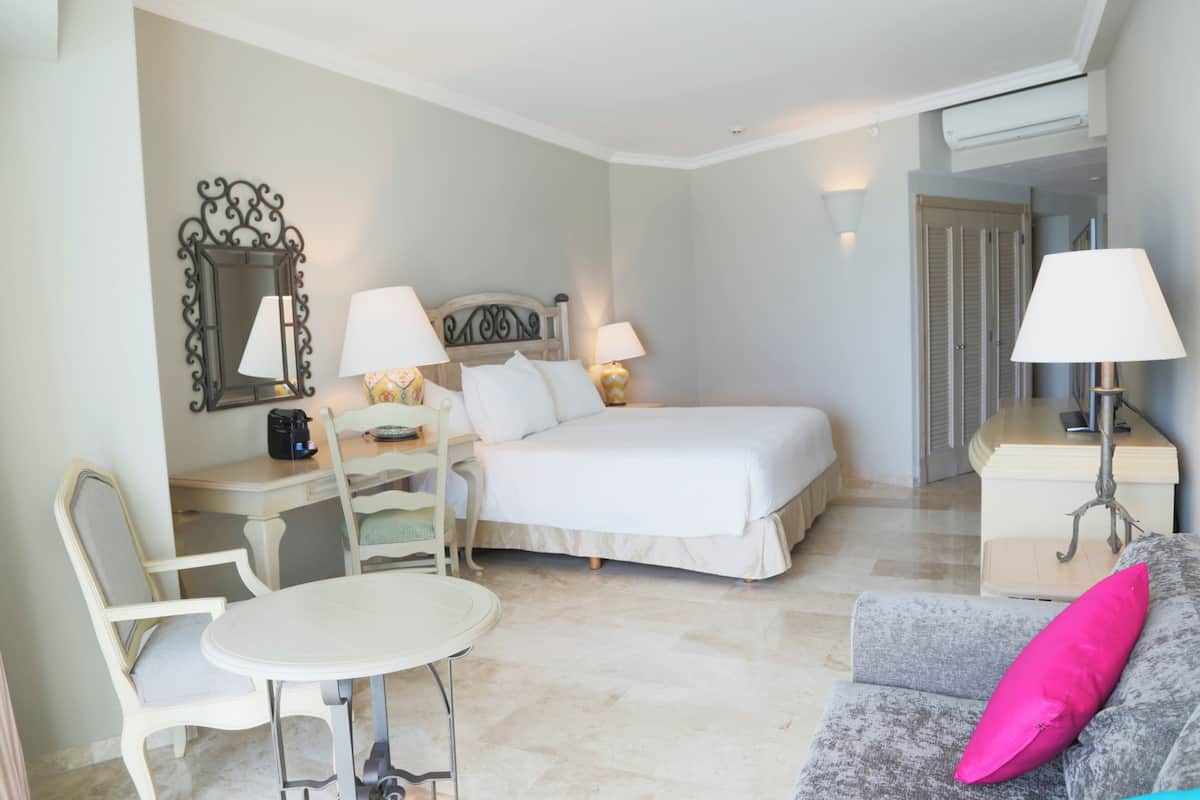 Balcony Deluxe Room | 1 bedroom, pillowtop beds, free minibar, in-room safe