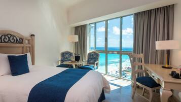 Deluxe room | Pillowtop-Betten, kostenlose Minibar, Zimmersafe, Schreibtisch