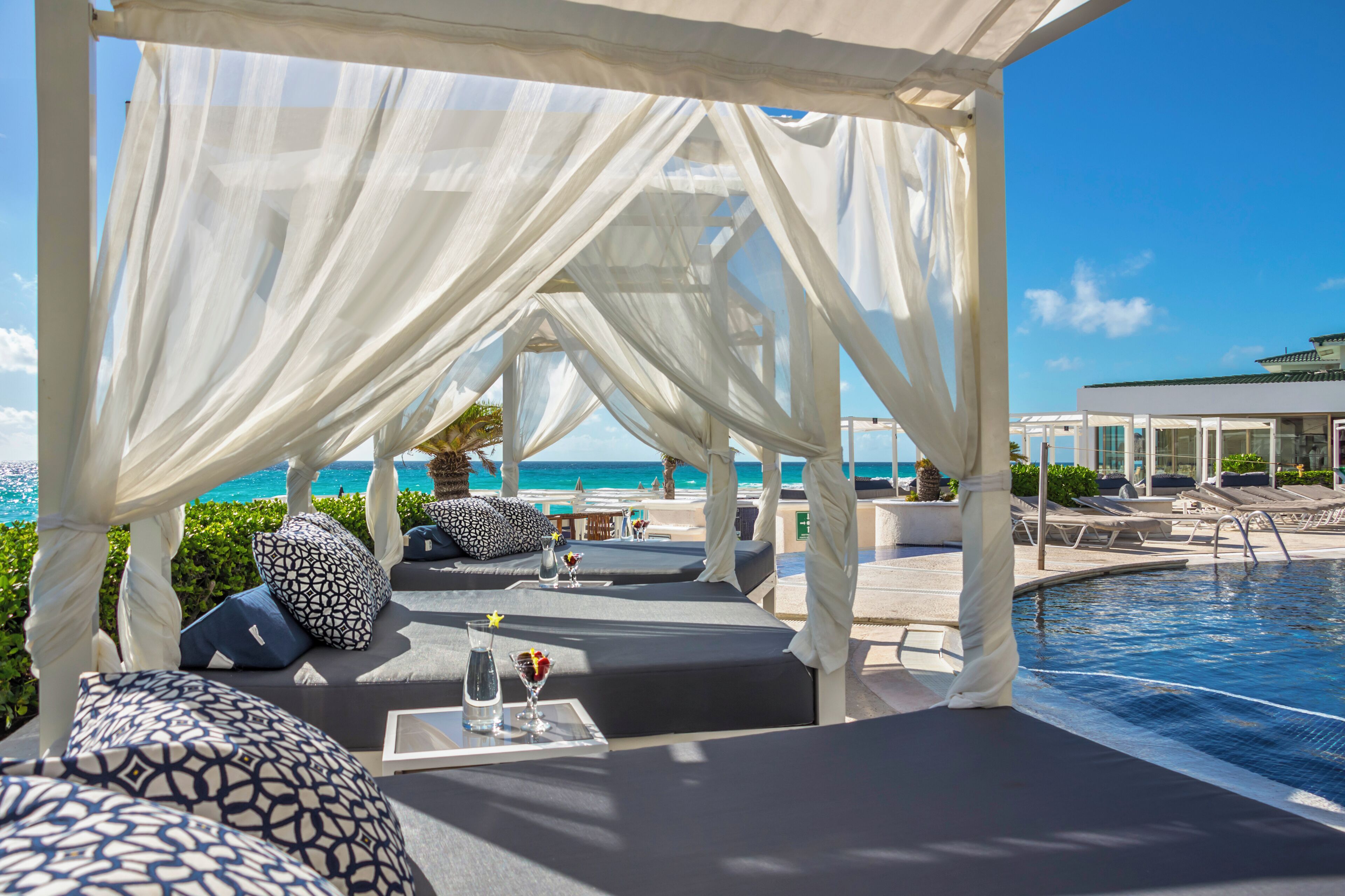 3 室外游泳池，池畔遮阳伞，日光浴躺椅