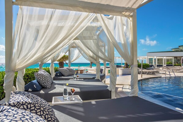 3 albercas al aire libre, sombrillas en la alberca y camastros 