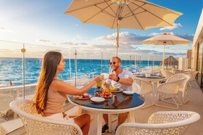 5 restaurantes, se sirven desayunos, comidas y cocina internacional