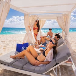 Plage, sable blanc, cabines gratuites, chaises longues