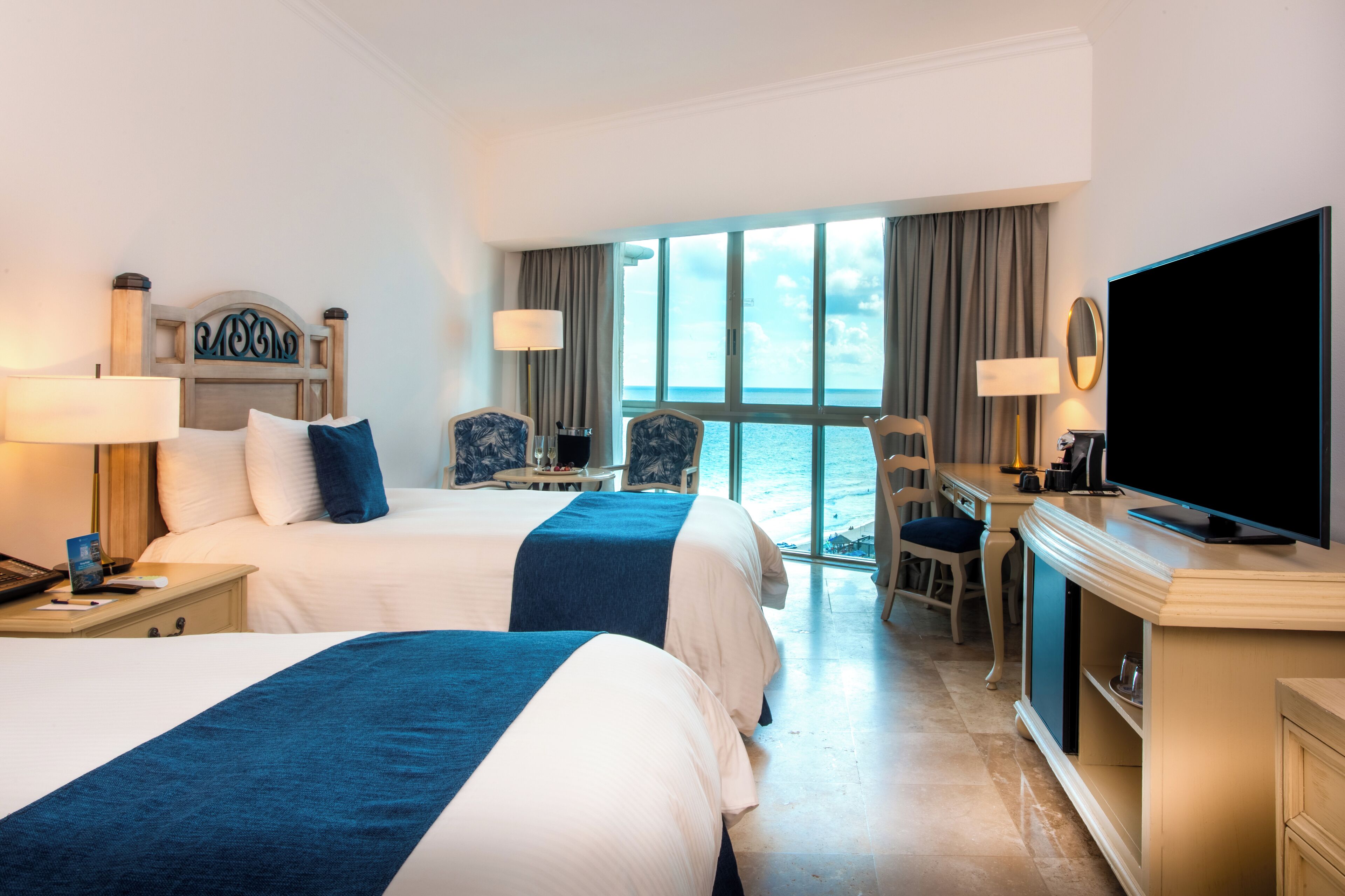 Deluxe room | Pillow-top beds, free minibar, in-room safe, desk