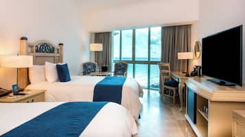 Deluxe room | Pillow-top beds, free minibar, in-room safe, desk