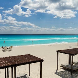 Plage, sable blanc, cabines gratuites, chaises longues