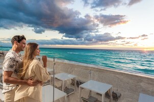 5 restaurants; breakfast, lunch, and dinner served