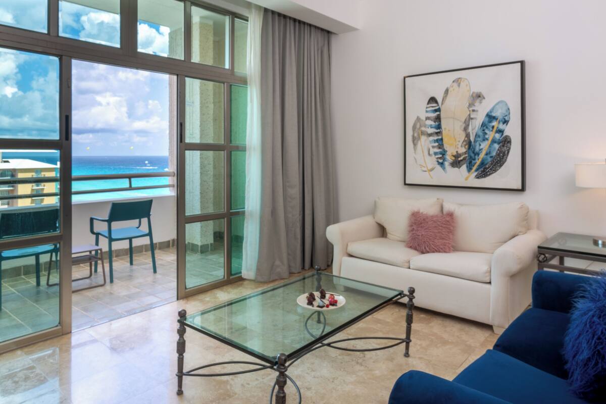 Sandos Suite | Living area | 32-inch Smart TV with cable channels, TV, books