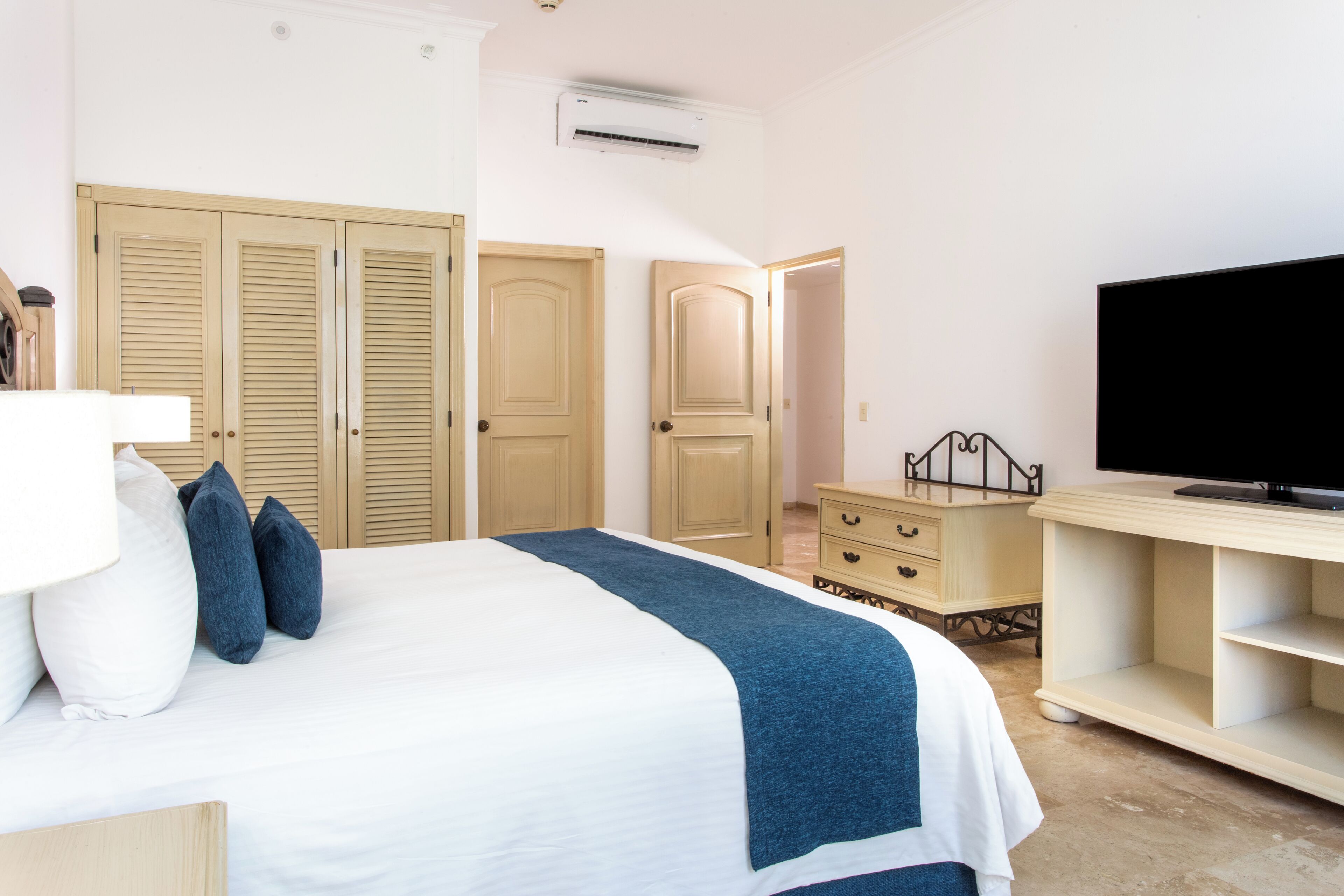 Laguna suite | Pillowtop beds, free minibar, in-room safe, desk