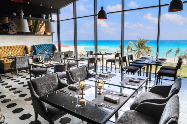 5 restaurants, breakfast, lunch, dinner served; international cuisine - Sandos Cancún All Inclusive - Adults Only (Cancun)