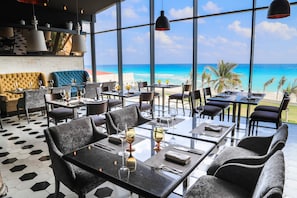 5 restaurants, breakfast, lunch, dinner served; international cuisine - Sandos Cancún All Inclusive - Adults Only (Cancun)