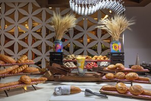 5 restaurants; breakfast, lunch, and dinner served