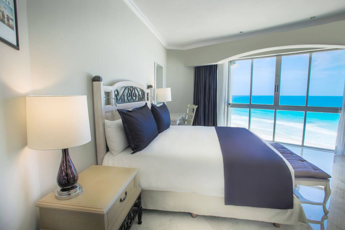 Caribe Suite | Pillowtop beds, minibar (free items), in-room safe, desk