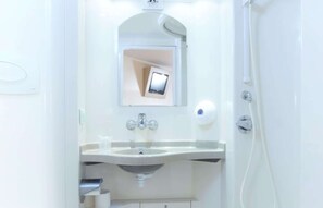 Douche à « effet pluie », articles de toilette écologiques