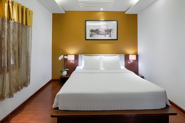 Minibar, in-room safe, desk, bed sheets