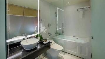 Amenidades de baño gratuitas, secadora de cabello, batas, toallas