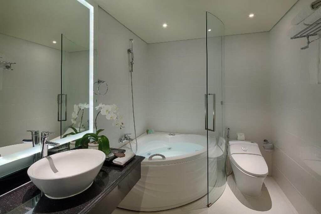 Free toiletries, hair dryer, bathrobes, towels