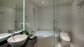 Free toiletries, hair dryer, bathrobes, towels