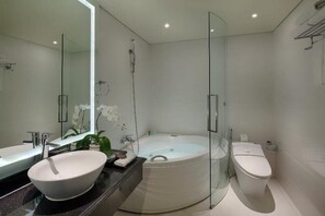 Free toiletries, hair dryer, bathrobes, towels