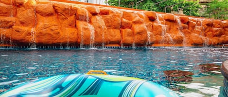 2 piscines extérieures, parasols de plage, chaises longues