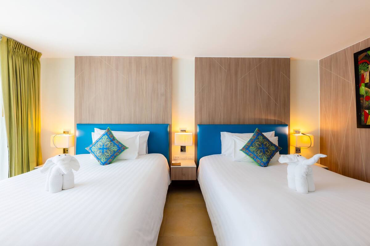 Rom – deluxe, 2 enkeltsenger | Minibar, safe på rommet, skrivebord og strykejern/-brett