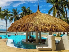 3 piscinas al aire libre, camas de piscina gratis, sombrillas