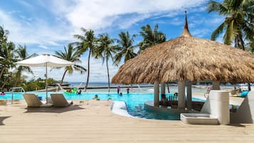 3 outdoor pools, free cabanas, pool umbrellas