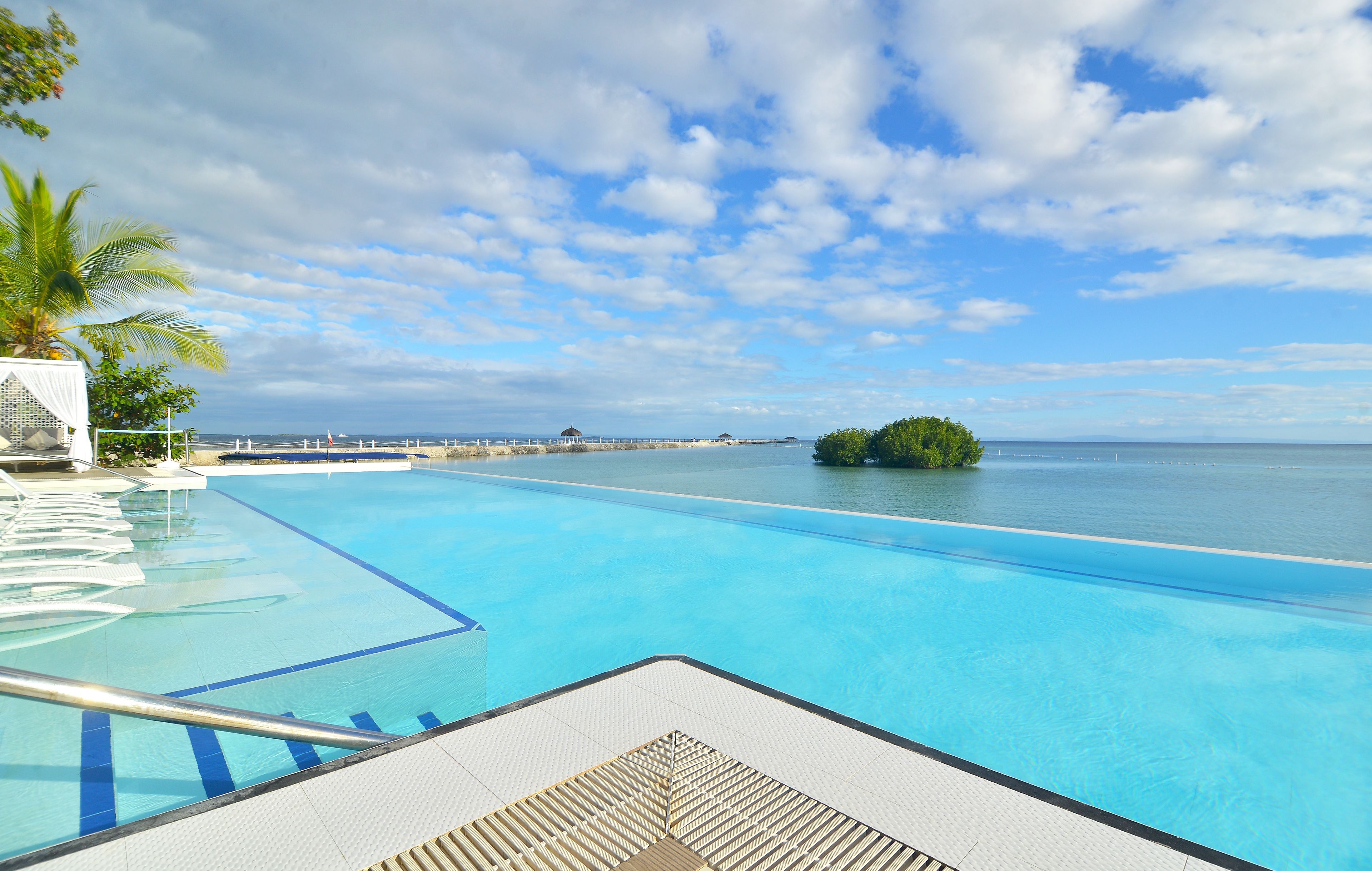 3 outdoor pools, free pool cabanas, pool umbrellas