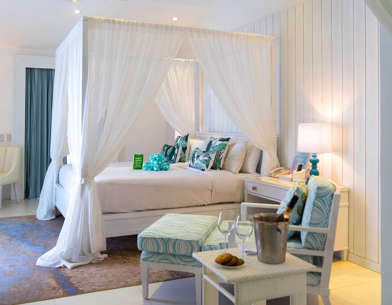 In-room safe, bed sheets