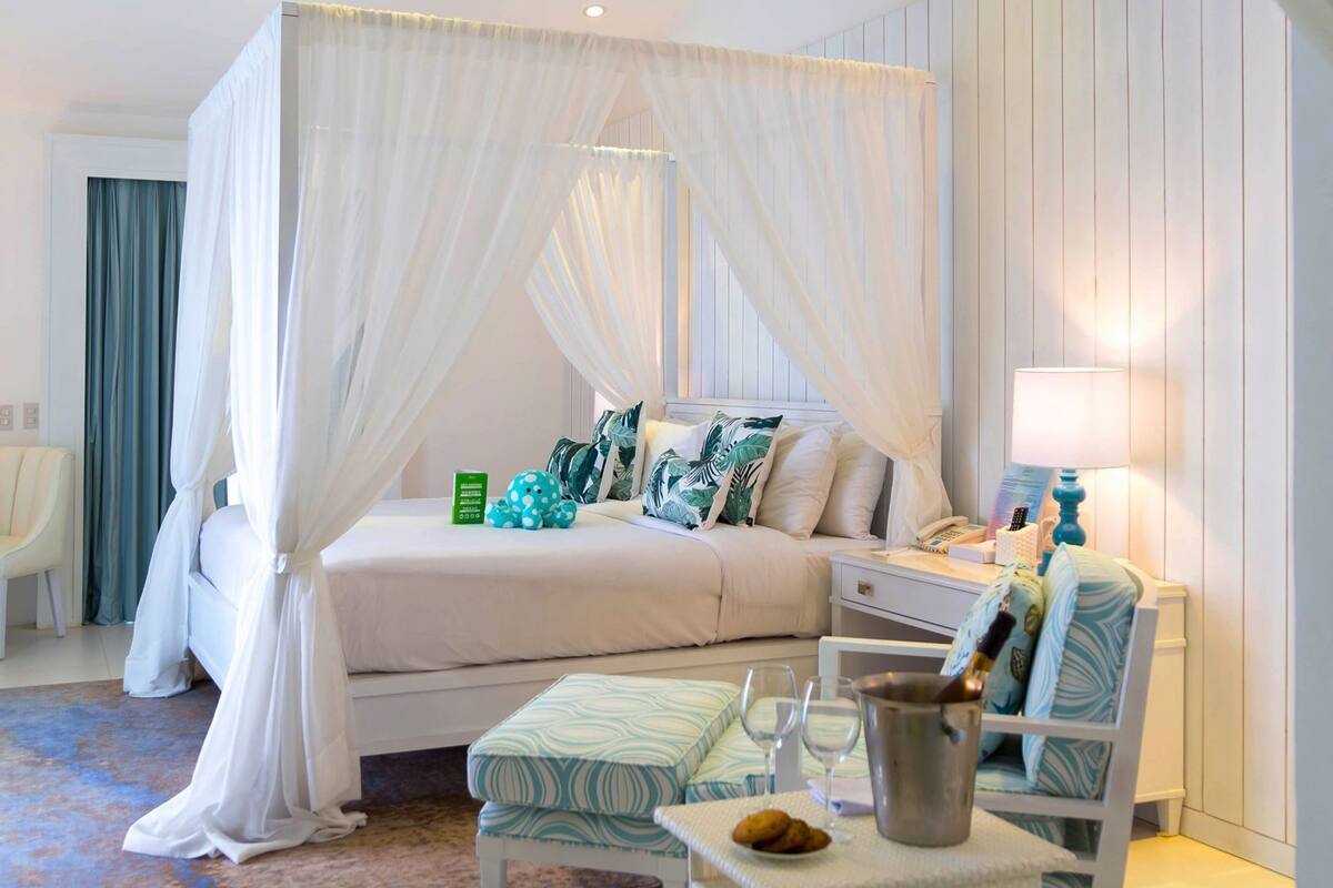 In-room safe, bed sheets