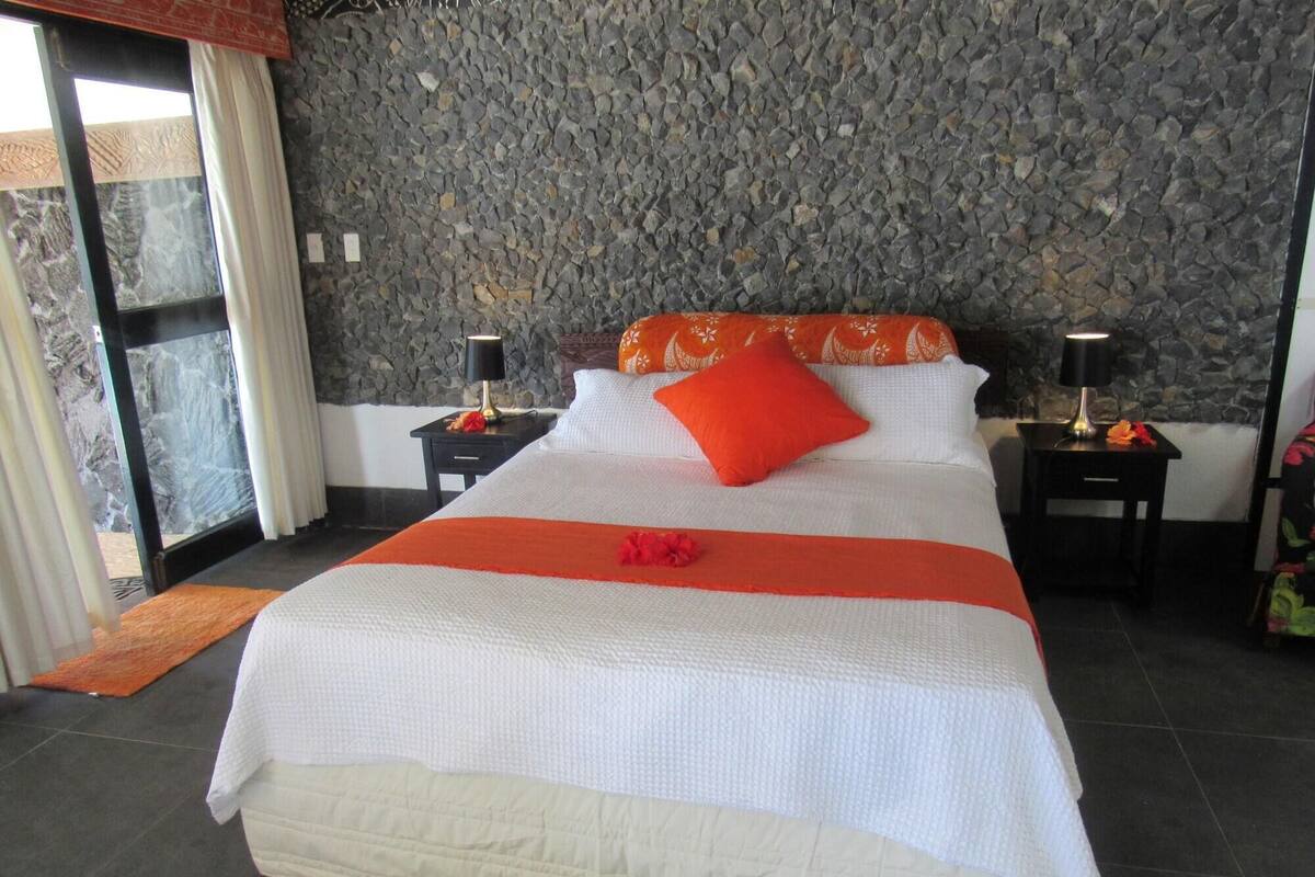 In-room safe, bed sheets