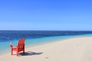 Am Strand, weißer Sandstrand, Schnorcheln, Strandbar